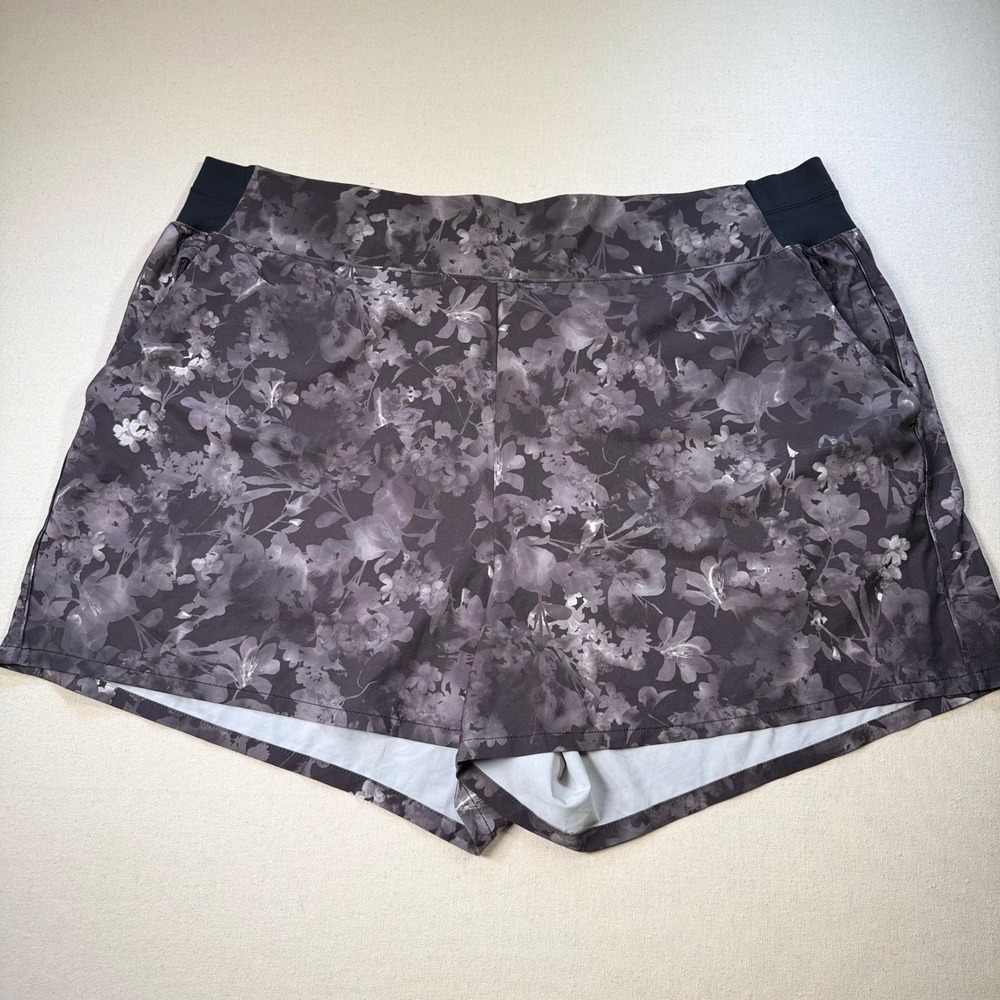 Athleta Brooklyn Printed Short 26 Grey Black Floral Active Hiking Workout Fun